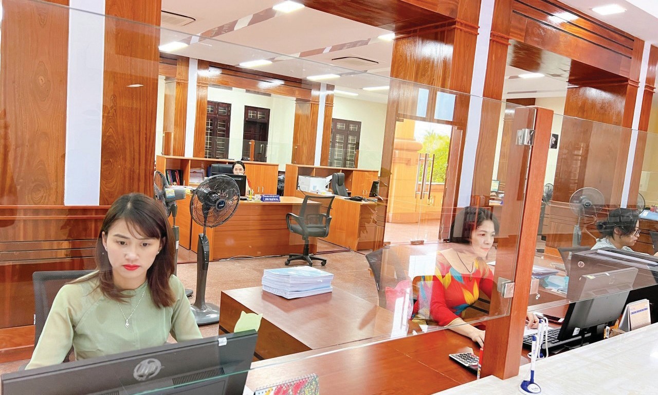 Công chức KBNN Quảng Bình thực hiện kiểm soát các giao dịch chi NSNN trên dịch vụ công trực tuyến của KBNN.