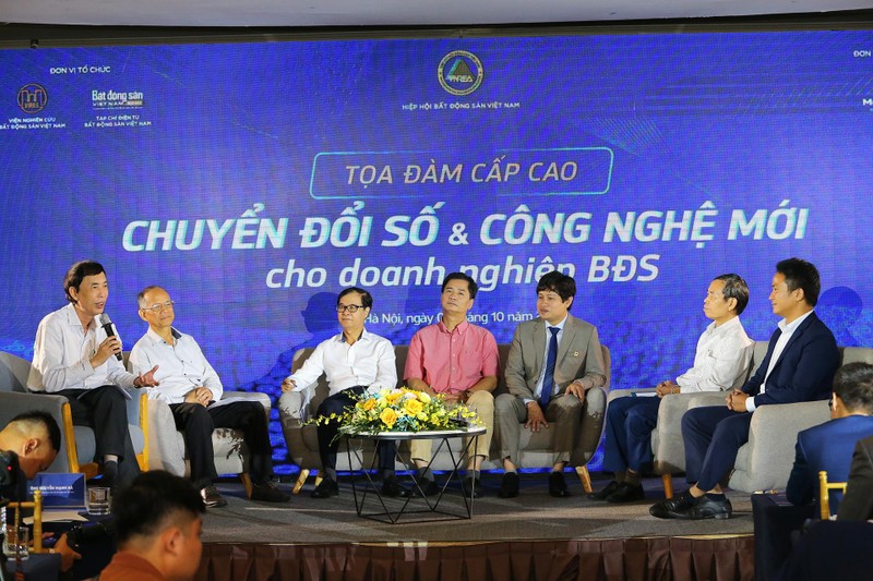 Các chuyên gia về kinh tế, bất động sản, công nghệ cùng lãnh đạo các doanh nghiệp thảo luận về sự cấp thiết của chuyển đổi số trong bất động sản.