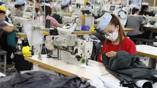 Các Nghị quyết của Quốc hội đã giúp doanh nghiệp phục hồi sản xuất, người lao động mau chóng ổn định cuộc sống. Ảnh: Đức Kiên