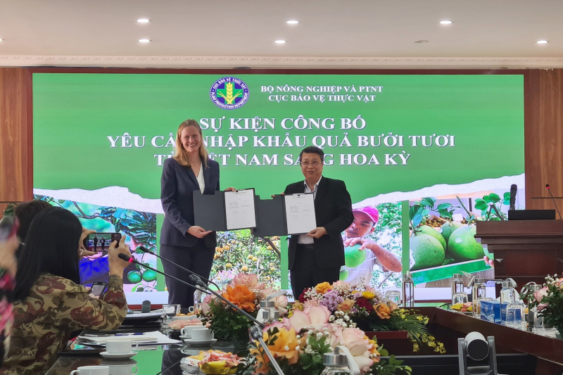 Đại diện Hoa Kỳ trao yêu cầu nhập khẩu quả bưởi tươi của Việt Nam cho Cục trưởng Cục Bảo vệ thực vật Hoàng Trung