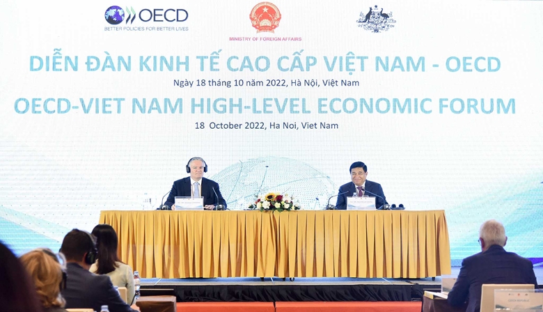 Bộ trưởng Bộ Kế hoạch và Đầu tư Nguyễn Chí Dũng, Tổng Thư ký OECD Mathias Cormann điều hành Diễn đàn.