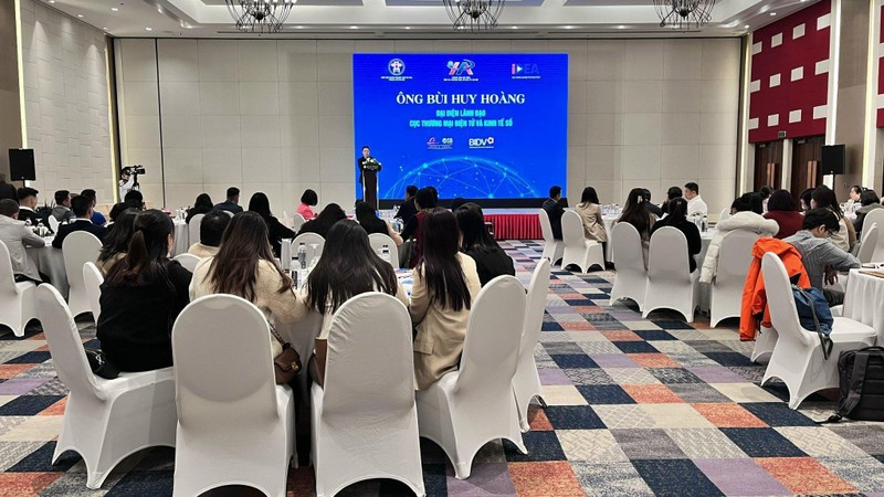 &Ocirc;ng B&ugrave;i Huy Ho&agrave;ng, Ph&oacute; Gi&aacute;m đốc Trung t&acirc;m Tin học v&agrave; C&ocirc;ng nghệ số, Cục Thương mại điện tử v&agrave; Kinh tế số, Bộ C&ocirc;ng thương ph&aacute;t biểu tại Hội nghị.