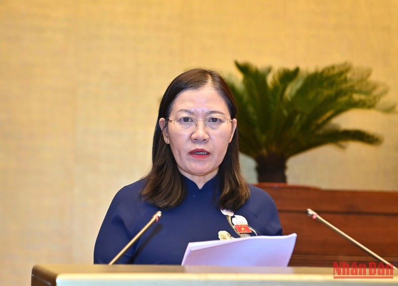 Chủ nhiệm Ủy ban Tư pháp của Quốc hội Lê Thị Nga trình bày Báo cáo thẩm tra tại phiên họp. Ảnh: Đăng Khoa