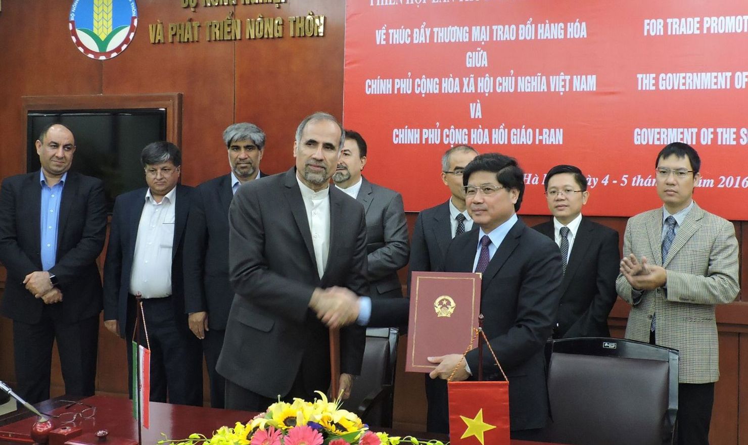 Thứ trưởng Lê Quốc Doanh và Thứ trưởng Valiollah Afkhami Rad tại lễ ký kết