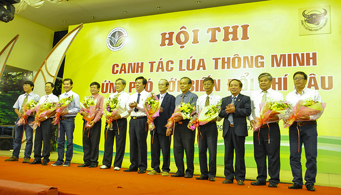 Ban tổ chức tặng hoa cho Ban Giám khảo hội thi