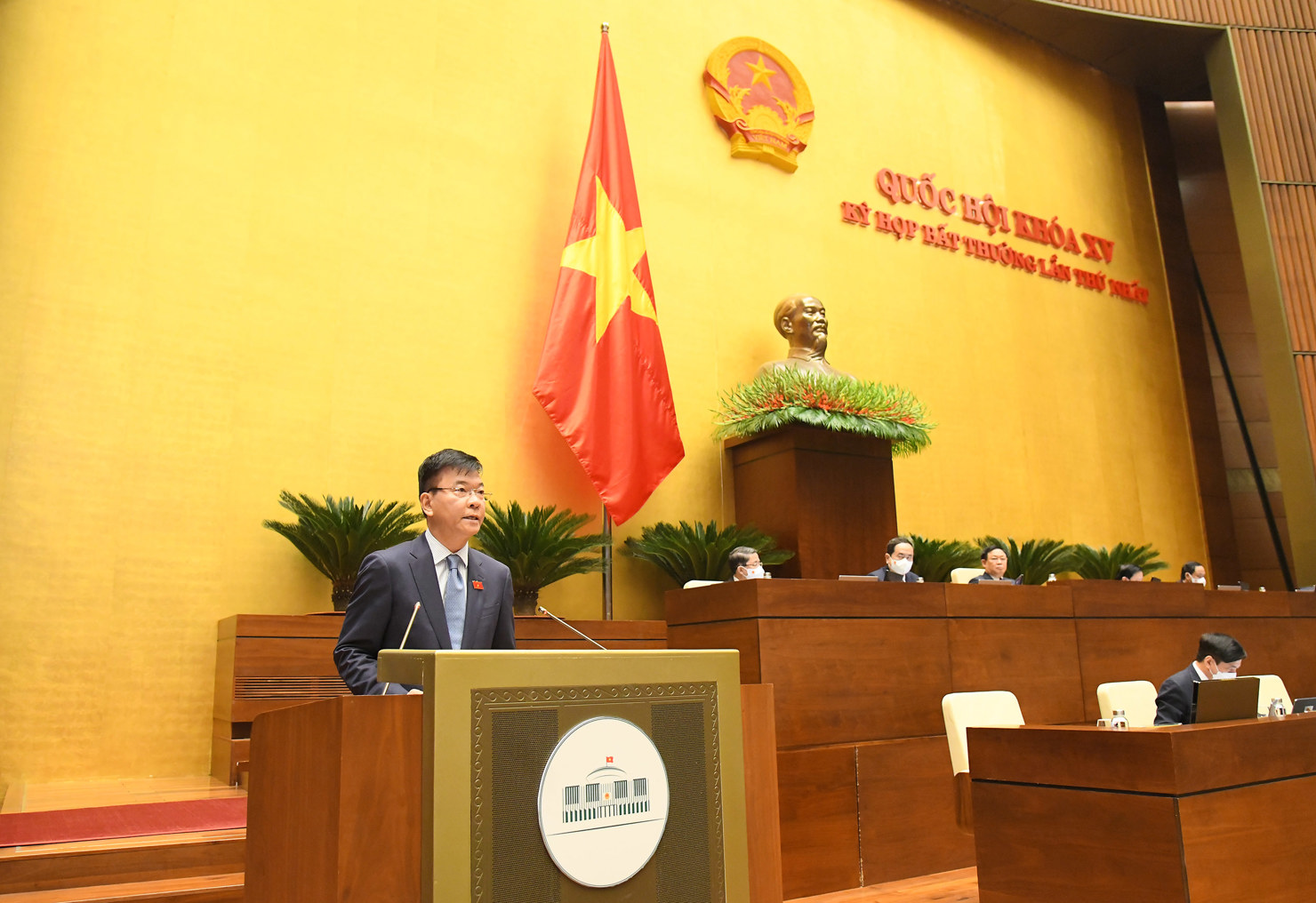 Bộ trưởng Bộ Tư pháp Lê Thành Long trình bày Tờ chính của Chính phủ
