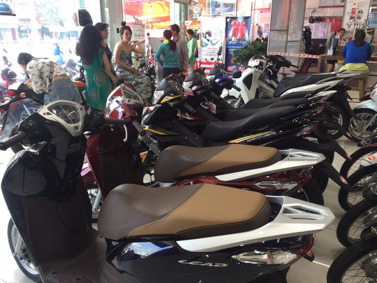 Những mẫu xe tay ga của Honda Việt Nam đang bị đội giá từ vài triệu đến hơn chục triệu đồng/chiếc so với đề xuất của hãng nhưng không đủ hàng để bán. Nguồn: nld.vn