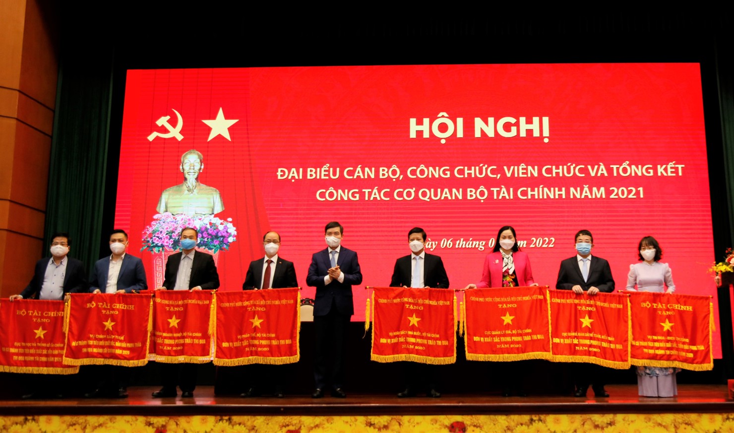 Các tập thể, cá nhân nhận Cờ thi đua của Chính phủ, Cờ thi đua của Bộ trưởng Bộ Tài chính về thành tích hoàn thành xuất sắc nhiệm vụ, dẫn đầu phong trào thi đua yêu nước năm 2020 của Bộ Tài chính.