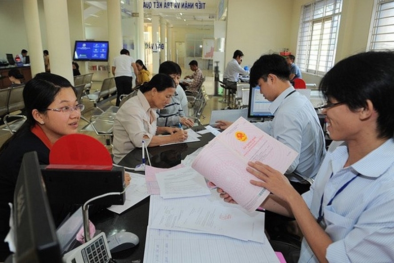Người dân làm thủ tục mua bán nhà đất tại phòng công chứng.