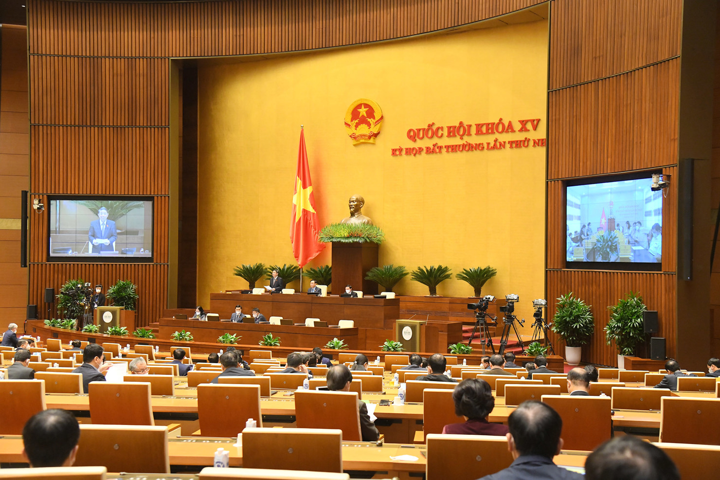 Quốc hội họp phiên toàn thể, thảo luận trực tuyến về dự án Luật sửa đổi, bổ sung một số điều của Luật Đầu tư công, Luật Đầu tư theo phương thức đối tác công tư, Luật Đầu tư, Luật Đấu thầu, Luật Điện lực, Luật Doanh nghiệp, Luật Thuế tiêu thụ đặc biệt và Luật Thi hành án dân sự 