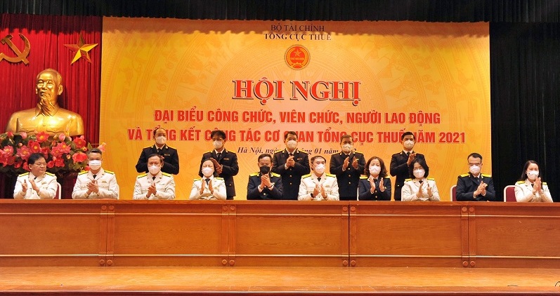 Các đơn vị thuộc Tổng cục Thuế ký kết giao ước thi đua năm 2022 dưới sự chứng kiến của Ban Lãnh đạo.