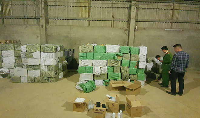 Lực lượng chức năng phát hiện kho hàng giả lớn ở Quảng Ninh.