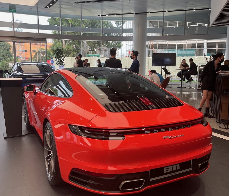 Khu vực trưng bày tại trung tâm Porsche mới tạo ấn tượng với các dòng xe thể thao của Porsche