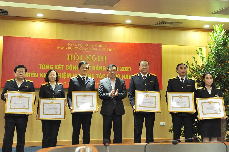 Phó Bí thư thường trực Đảng ủy Bộ Tài chính Nguyễn Hữu Thân trao Giấy khen của Đảng ủy Bộ Tài chính cho các tổ chức đảng và đảng viên thuộc Đảng ủy cơ quan Tổng cục Thuế.