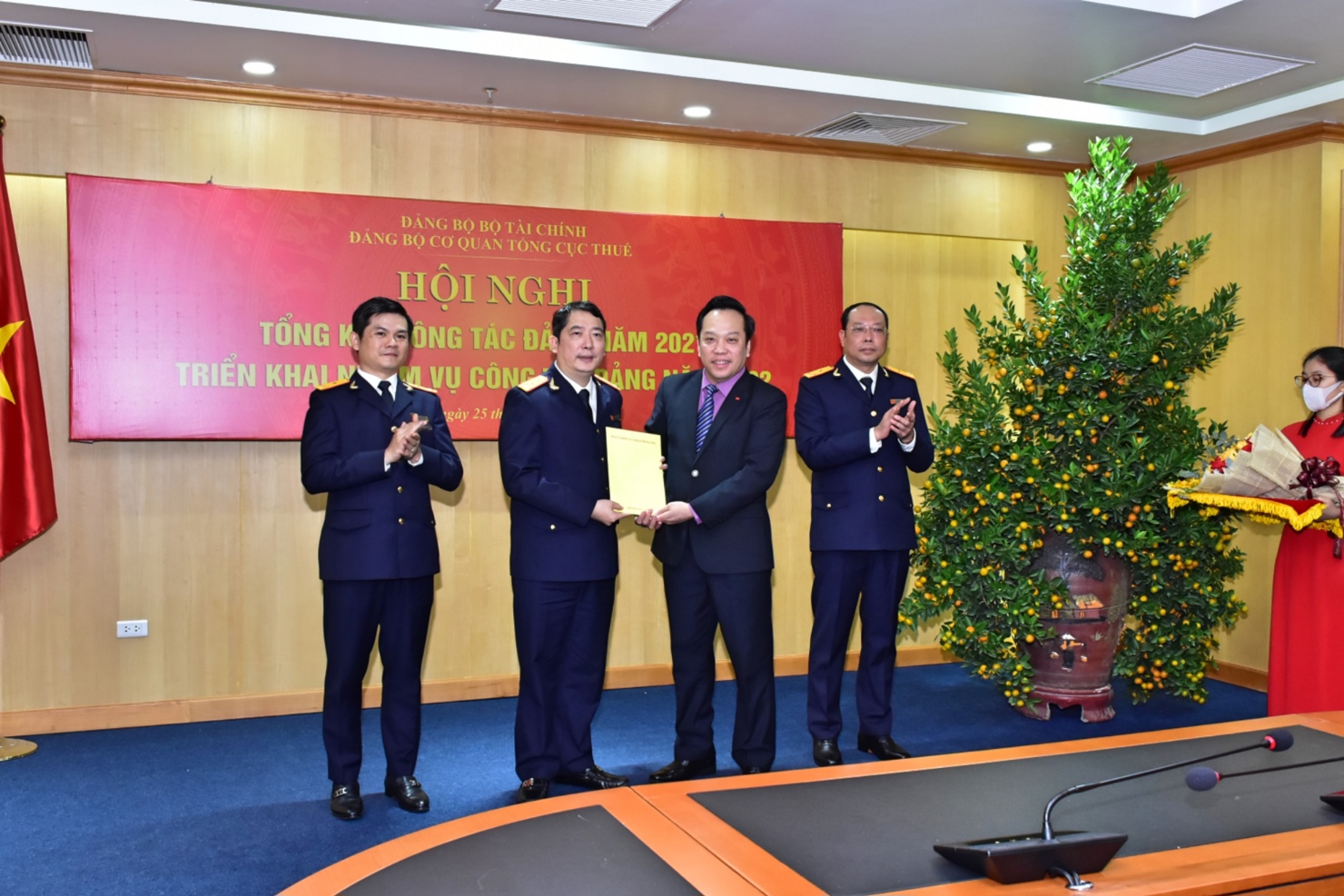 Phó Bí thư Đảng ủy khối các cơ quan Trung ương Đỗ Việt Hà trao Quyết định thí điểm giao quyền cấp trên cơ sở cho Đảng ủy cơ quan Tổng cục Thuế.