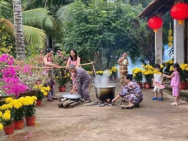 Ngày Tết quê nghèo lúc bấy giờ dù vật chất thiếu thốn trăm bề nhưng bù lại luôn thắm đượm tình cảm. 