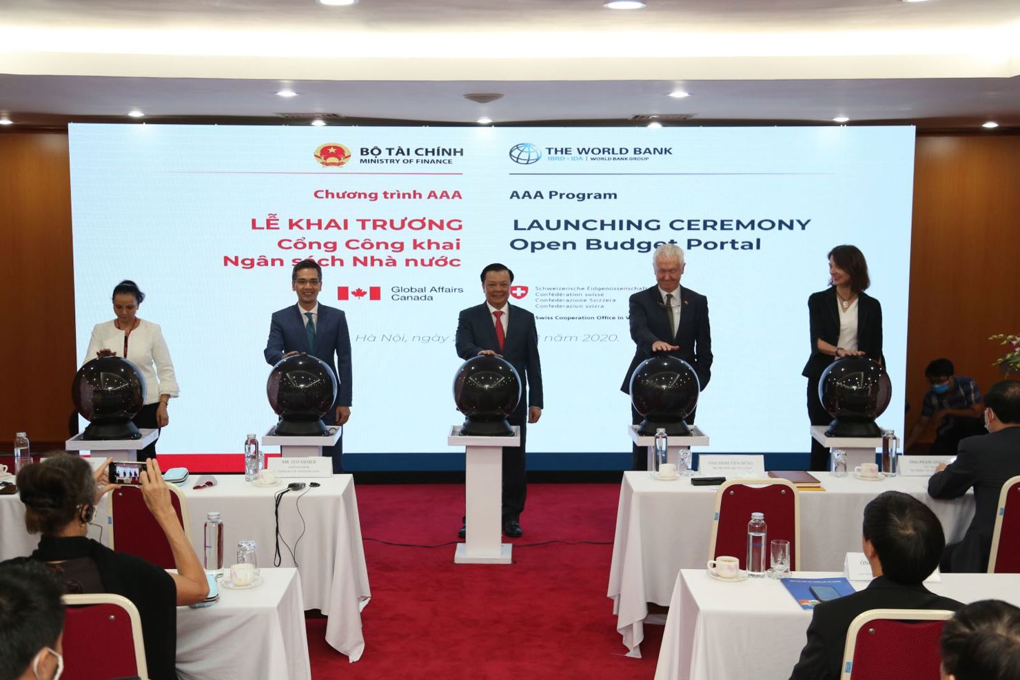 Đại diện Bộ Tài chính và các đối tác quốc tế bấm nút khai trương Cổng công khai ngân sách nhà nước tại Hà Nội, ngày 26/8/2020.