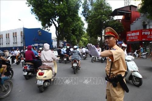 Lực lượng chức năng phân luồng giao thông. Nguồn: TTXVN