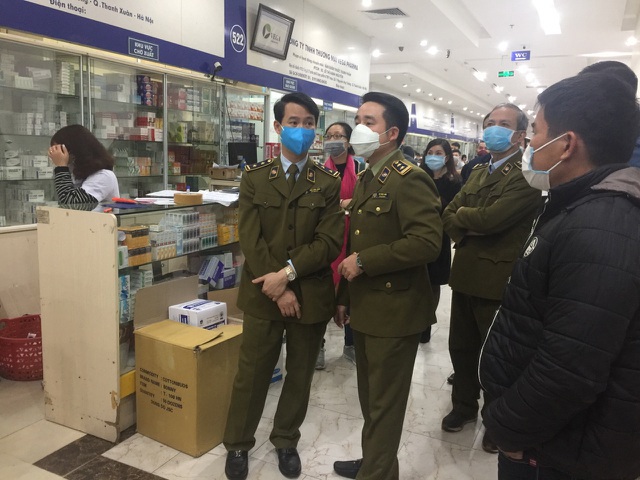 Cơ quan chức năng vào cuộc làm rõ hiện tượng "không bán khẩu trang, nước rửa tay, xin miễn hỏi" tại chợ thuốc Hapulico.