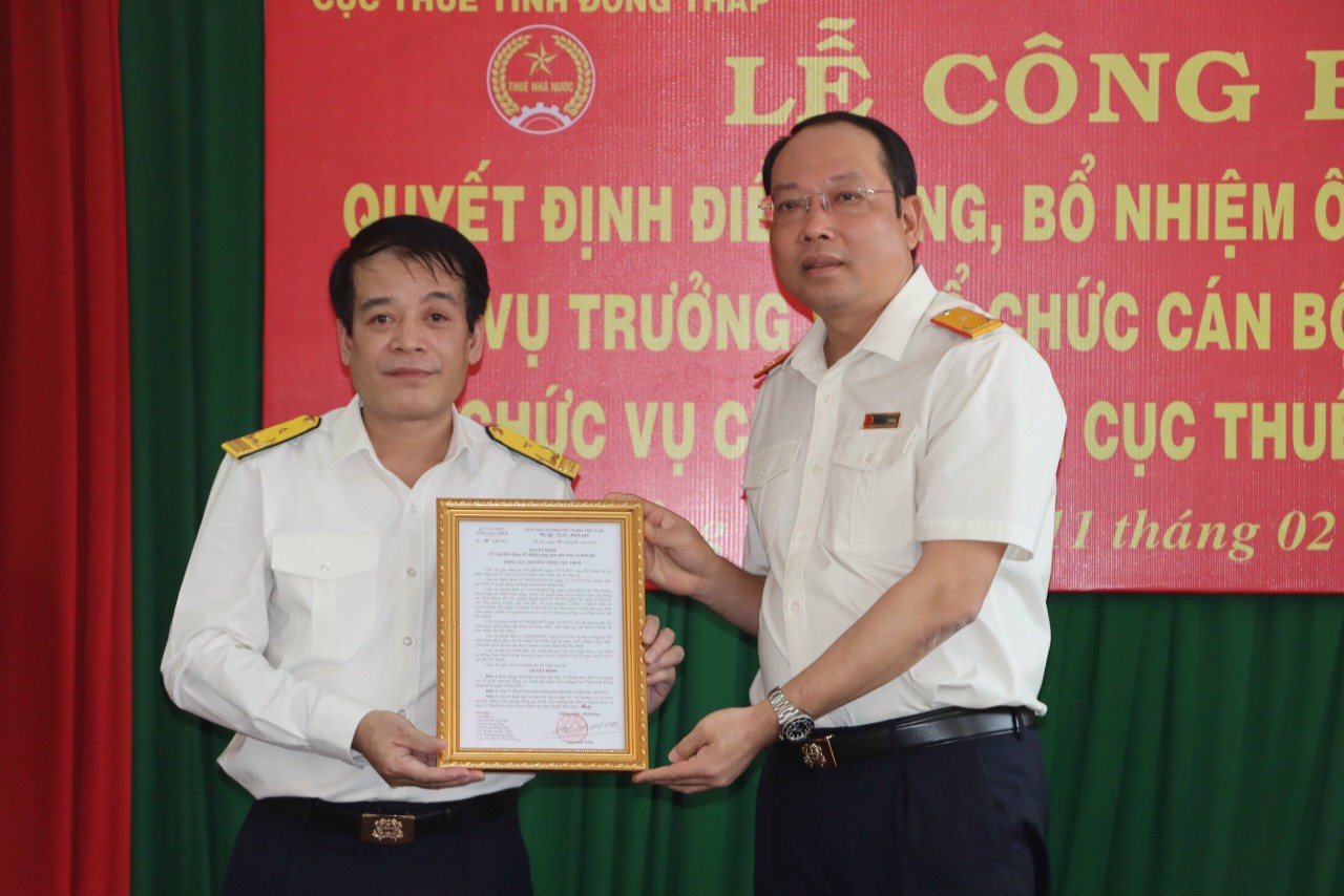 Phó Tổng cục trưởng Tổng cục Thuế Vũ Xuân Bách trao quyết định bổ nhiệm cho tân Cục trưởng Cục Thuế Đồng Tháp Vi Thanh Sơn.