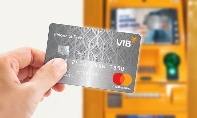 Nhiều ngân hàng với mong muốn thỏa mãn nhiều đối tượng khách hàng đã cho ra đời các loại thẻ tín dụng dành cho những người có mức thu từ 7-8 triệu đồng một tháng. Nguồn: Internet
