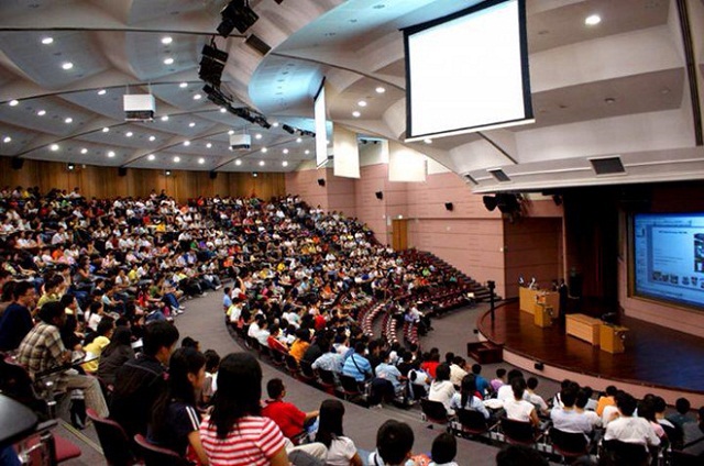 Đại học vẫn luôn là ngôi trường xứng đáng để đầu tư. Nguồn: Internet