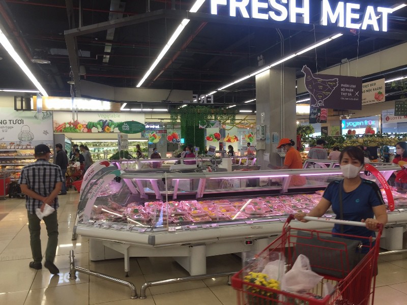 Ngày cuối tuần nhưng siêu thị chỉ lác đác khách chủ yếu ở khu vực thực phẩm tươi sống.