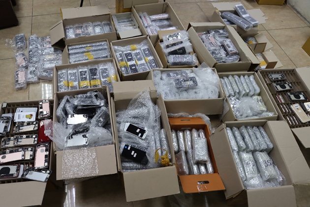 Hơn 1.000 chiếc điện thoại di động và linh kiện điện thoại đã qua sử dụng bị bắt giữ tại cửa khẩu sân bay quốc tế Nội Bài