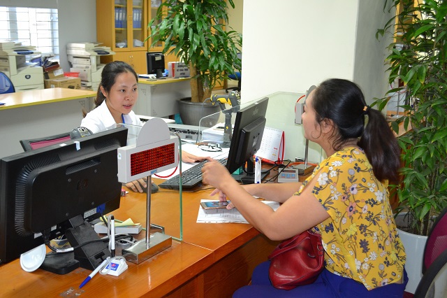 Cán bộ Cục Thuế TP Hà Nội hỗ trợ, giải đáp các thắc mắc của người nộp thuế. Nguồn: Internet