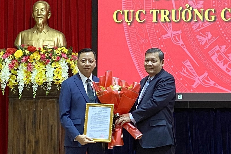 Phó Tổng cục trưởng Tổng cục Thuế Phi Vân Tuấn trao quyết định bổ nhiệm đồng chí Nguyễn Ngọc Tú giữ chức Cục trưởng Cục Thuế Quảng Trị. Nguồn: gdt.gov.vn