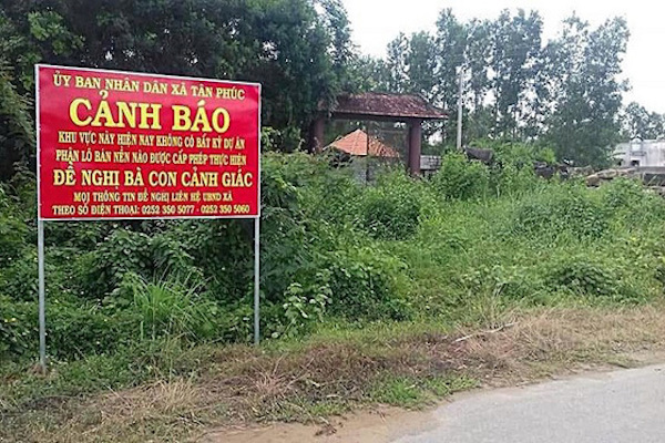 Tấm biển cảnh báo của chính quyền địa phương.