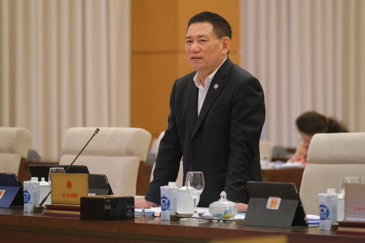 Bộ trưởng Bộ Tài chính Hồ Đức Phớc trình bày Tờ trình.