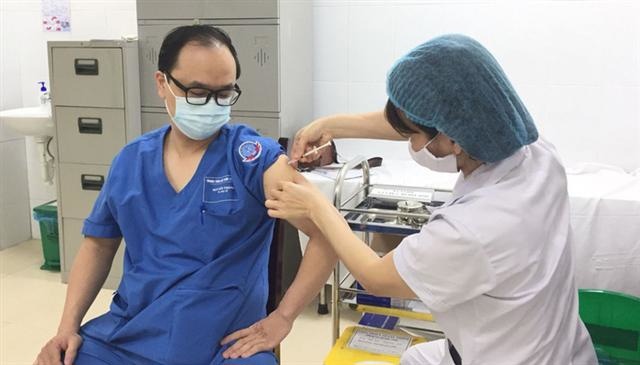 các đối tượng nên trì hoãn tiêm chủng gồm: đang mắc bệnh cấp tính; phụ nữ mang thai, phụ nữ đang nuôi con bằng sữa mẹ; những người bị suy giảm khả năng đáp ứng miễn dịch, ung thư giai đoạn cuối, xơ gan mất bù.