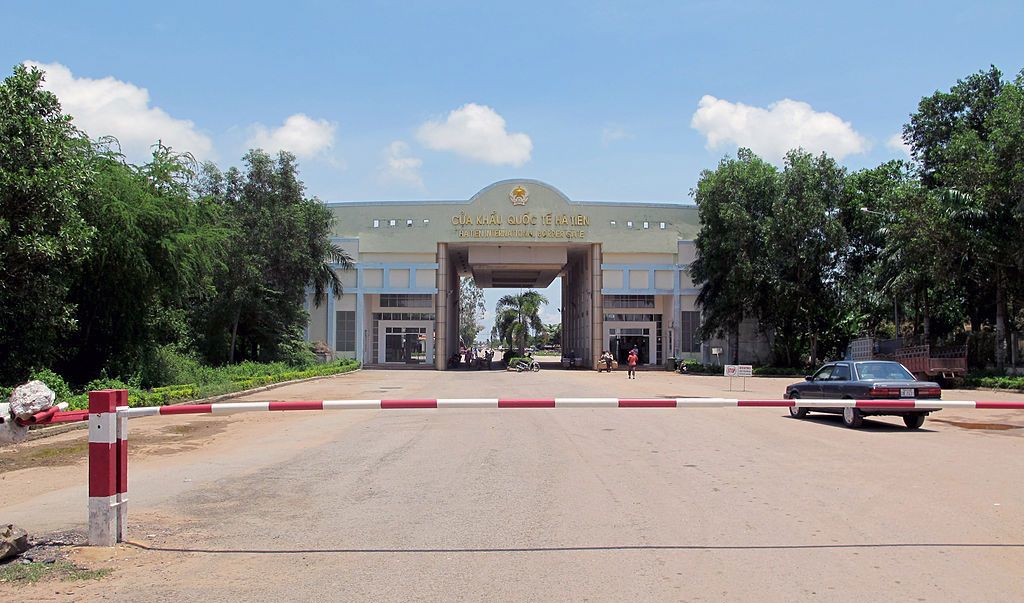 Cửa khẩu Hà Tiên (Kiên Giang) thông thương với cửa khẩu Prek Chak ở huyện Kampong Trach tỉnh Campot của Vương quốc Campuchia. (Nguồn: Wikipedia)