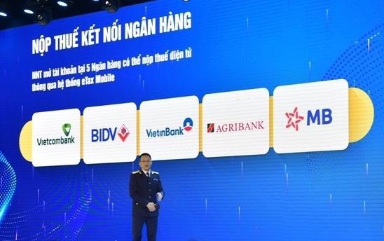 Cục trưởng Cục CNTT Phạm Quang Toàn giới thiệu các tính năng, tiện ích của ứng dụng ETax-Mobile.