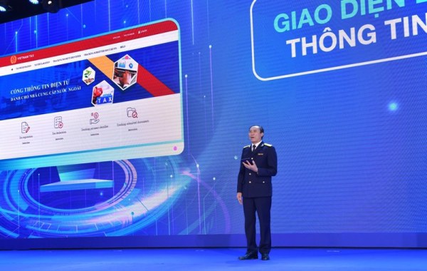 Cục trưởng Cục Thuế doanh nghiệp lớn Nguyễn Văn Phụng giới thiệu những tính năng, tiện ích của Cổng TTĐT dành cho nhà cung cấp nước ngoài.