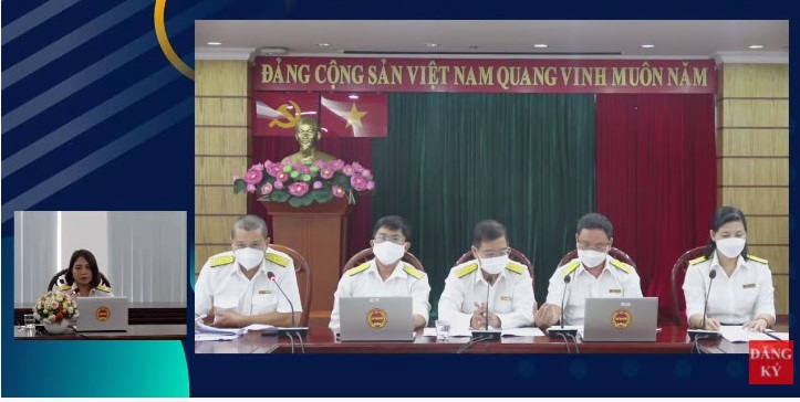 Cán bộ, công chức Cục Thuế TP. Hồ Chí Minh hướng dẫn người nộp thuế quyết toán thuế năm 2021.
