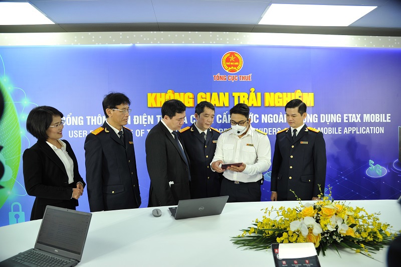 Tổng cục trưởng Tổng cục Thuế Cao Anh Tuấn và các đại biểu tham dự sự kiện trải nghiệm các ứng dụng.