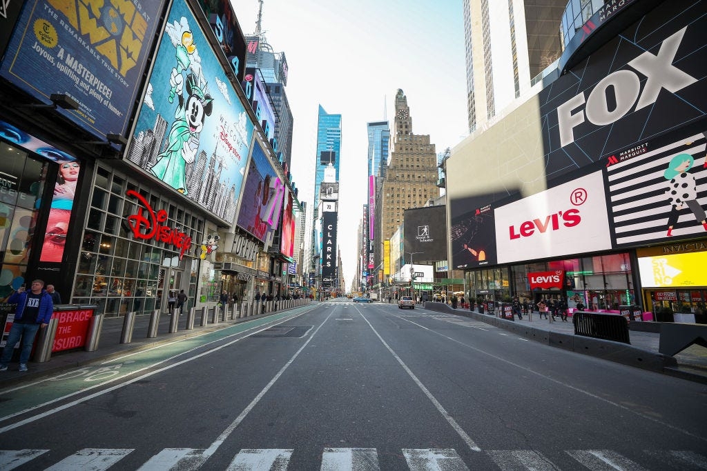 Ảnh Covid-19 đã biến các khu kinh doanh nổi tiếng của New York thành những thị trấn ma. Nguồn: CNN
