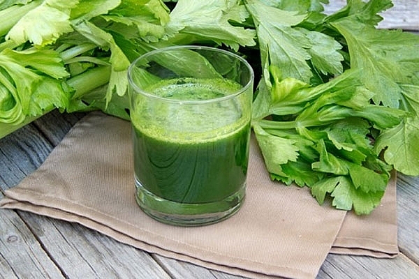 Rau cần tây chứa nhiều vitamin P, C có tác dụng hạ huyết áp và giảm mỡ máu