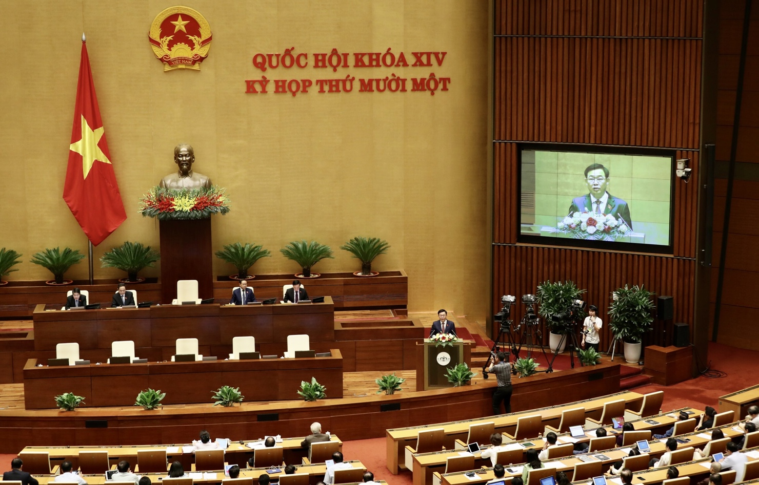 Chủ tịch Quốc hội Vương Đình Huệ thay mặt Ủy ban Thường vụ Quốc hội trình Quốc hội miễn nhiệm Chủ tịch nước. Nguồn: baochinhphu.vn