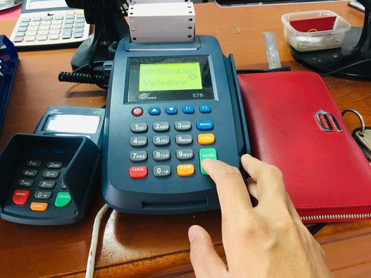 Thanh toán các dịch vụ công qua POS được khuyến khích. Nguồn: nld.com.vn