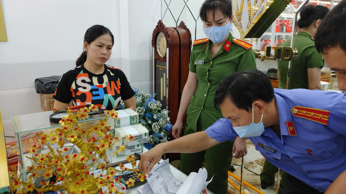 Cơ quan điều tra tiến hành kiểm tra hoạt động của doanh nghiệp tư nhân Phước Nguyên. Nguồn: Internet.
