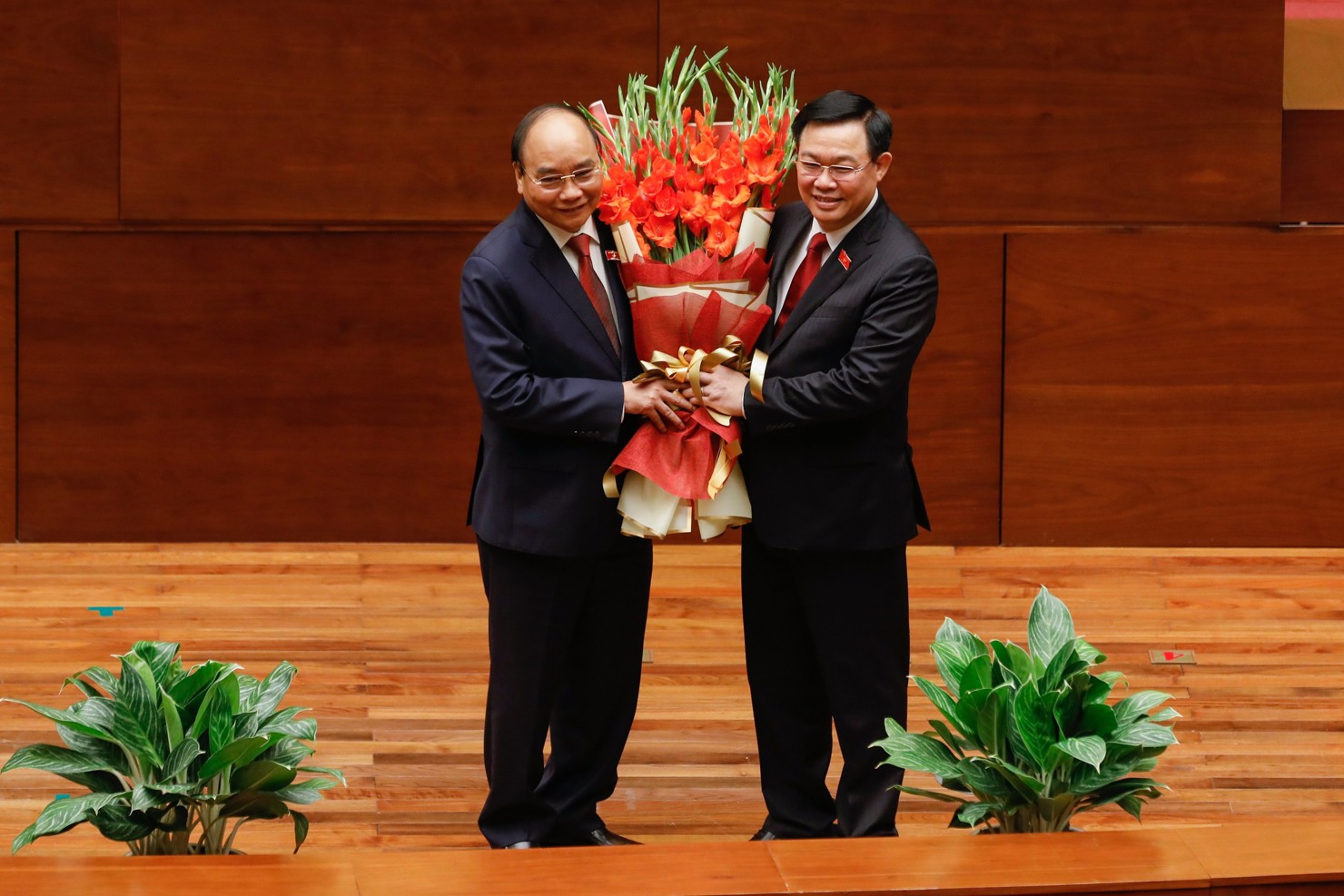 Chủ tịch Quốc hội Vương Đình Huệ tặng hoa chúc mừng Chủ tịch nước Nguyễn Xuân Phúc. Nguồn: baochinhphu.vn