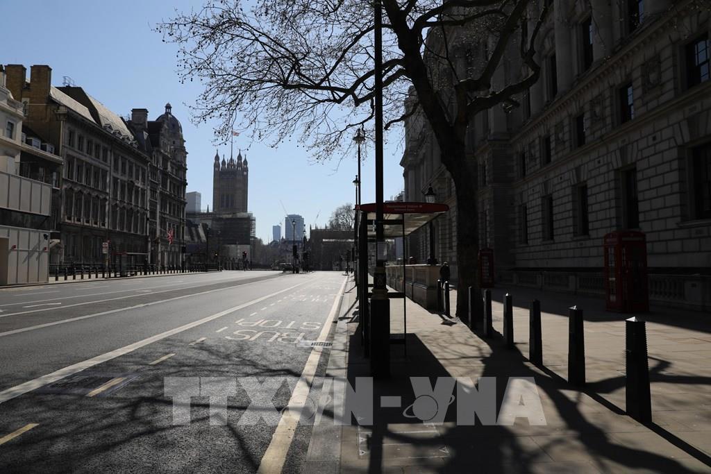 Một tuyến phố vắng vẻ tại London. Nguồn: TTXVN