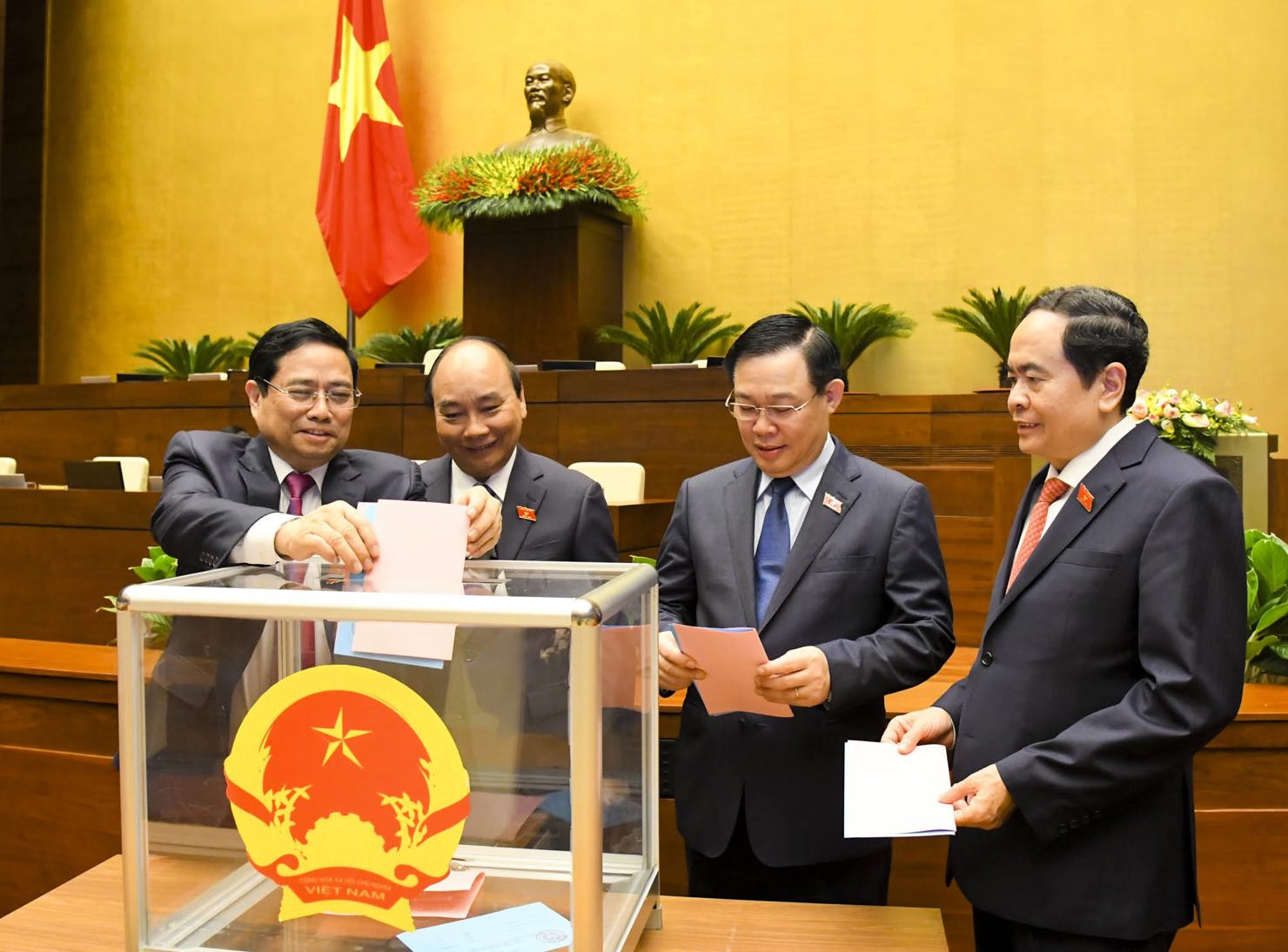 Các đại biểu Quốc hội bỏ phiếu phê chuẩn đề nghị việc bổ nhiệm một số Phó Thủ tướng Chính phủ, một số Bộ trưởng và thành viên khác của Chính phủ. Nguồn: quochoi.vn