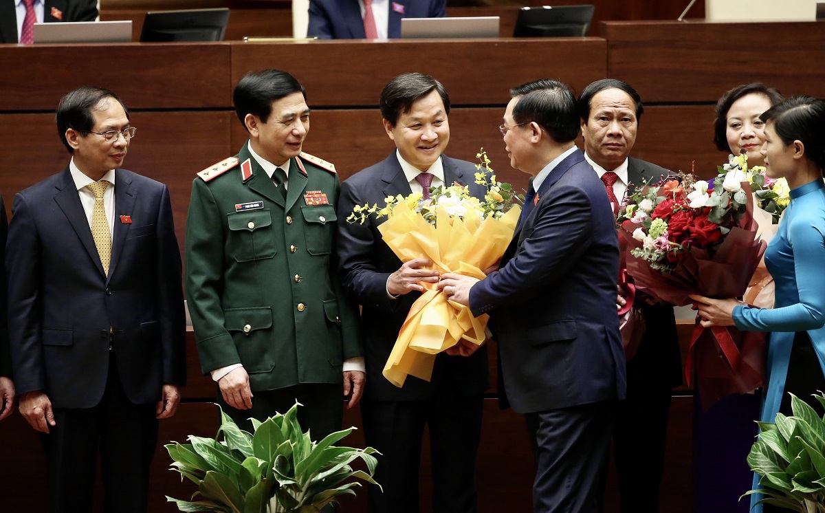 Chủ tịch Quốc hội Vương Đình Huệ chúc mừng Phó Thủ trướng Chính phủ Lê Minh Khái. Nguồn: chinhphu.vn