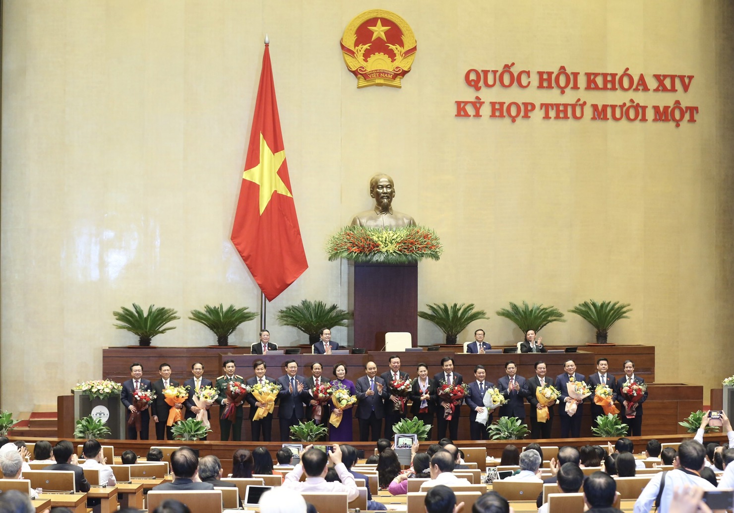 Kỳ họp thứ 11, Quốc hội khóa XIV đã kiện toàn 25 chức danh Nhà nước.