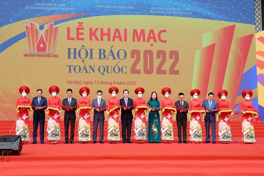 Các đại biểu cắt băng khai mạc Hội báo toàn quốc 2022.