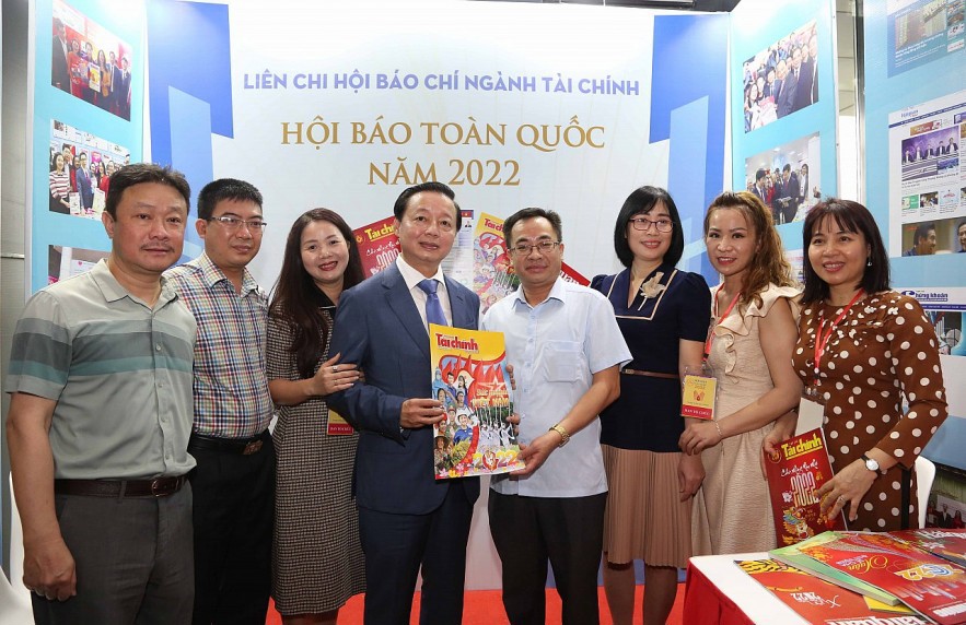 Bộ trưởng Bộ Tài nguyên và Môi trường Trần Hồng Hà tham quan và chụp ảnh lưu niệm tại gian trưng bày báo chí ngành Tài chính. 
